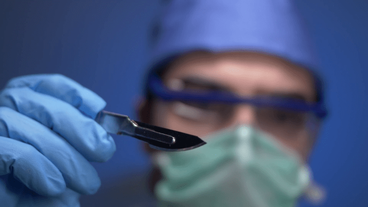 videoblocks-surgeon-doctor-holding-a-scalpel-in-his-hand-making-a-plan-before-the-opera_rgrs-lgdg_thumbnail-full01